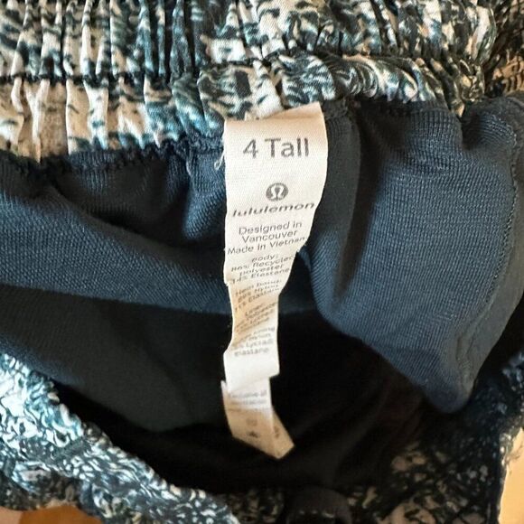 Lululemon Hotty Hot Short II *Long 4" Wildwood White Multi | SIZE: 4 - Picture 3 of 3